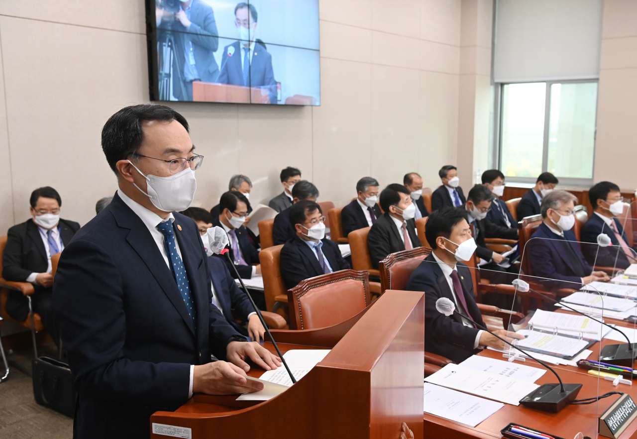 문승욱 산업통상자원부 장관이 8일 서울 여의도 국회에서 열린 산업통상자원중소벤처위원회 전체회의에서 2022년도 예산안에 관해 제안설명을 하고 있다. [연합]