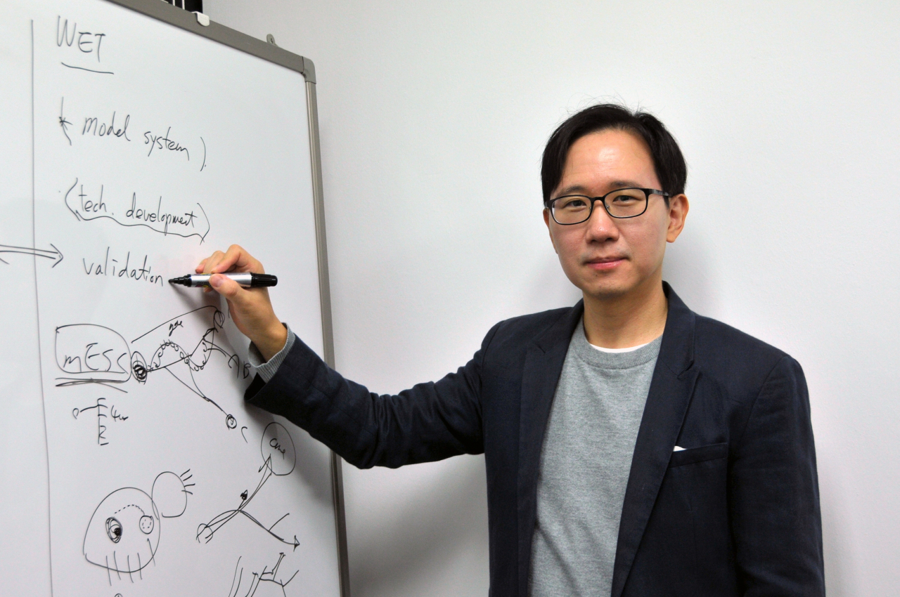 김익수 교수가 ‘단일세포 타임스탬프 리코팅 및 경로추적 기술’의 기초개념에 대해 설명하고 있다.[가천대 제공]