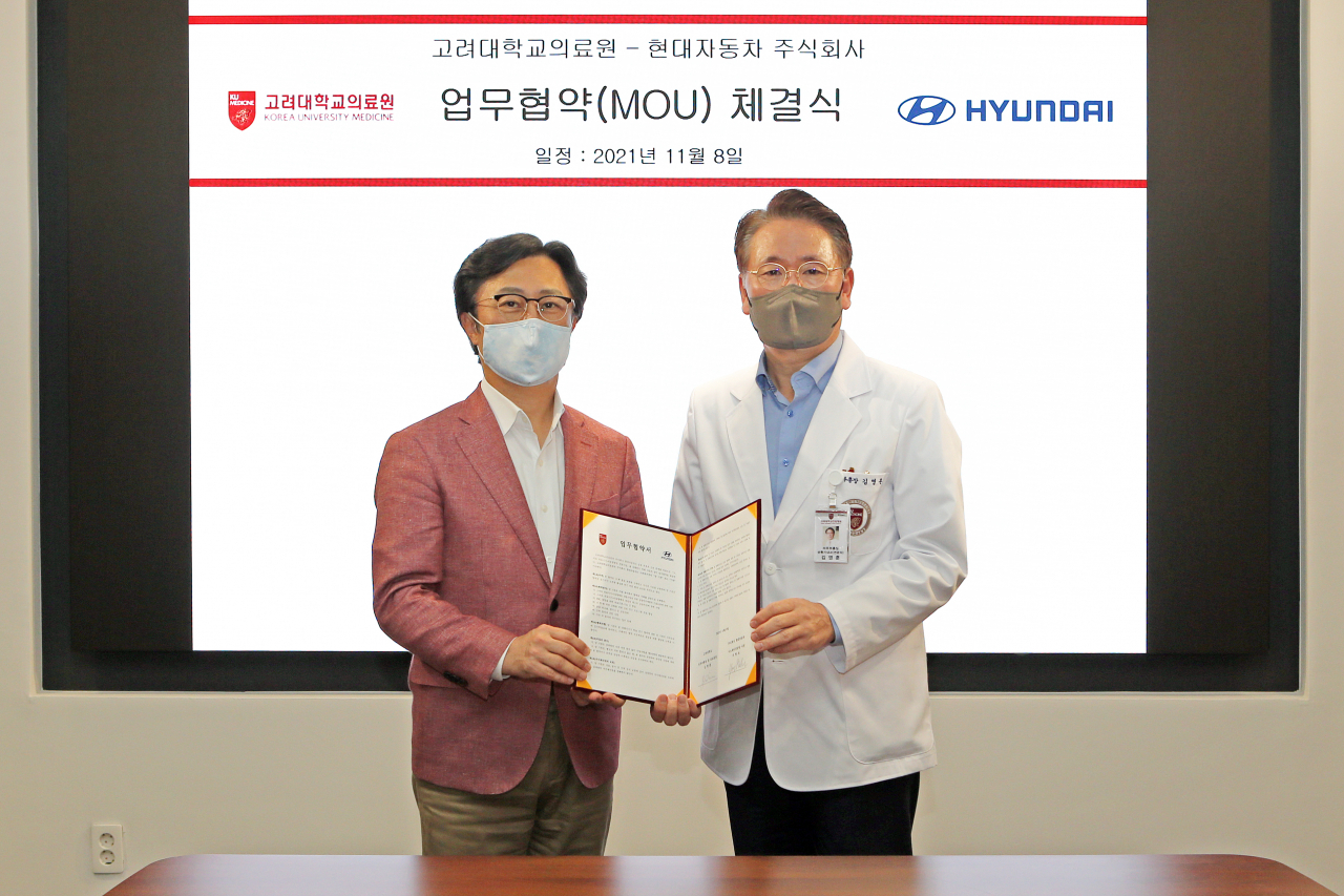(왼쪽부터) 지영조 현대차그룹 이노베이션담당 사장과 김영훈 고려대학교의료원 의무부총장 겸 의료원장이 업무협약 체결 이후 기념사진을 촬영하고 있다. [현대차 제공]