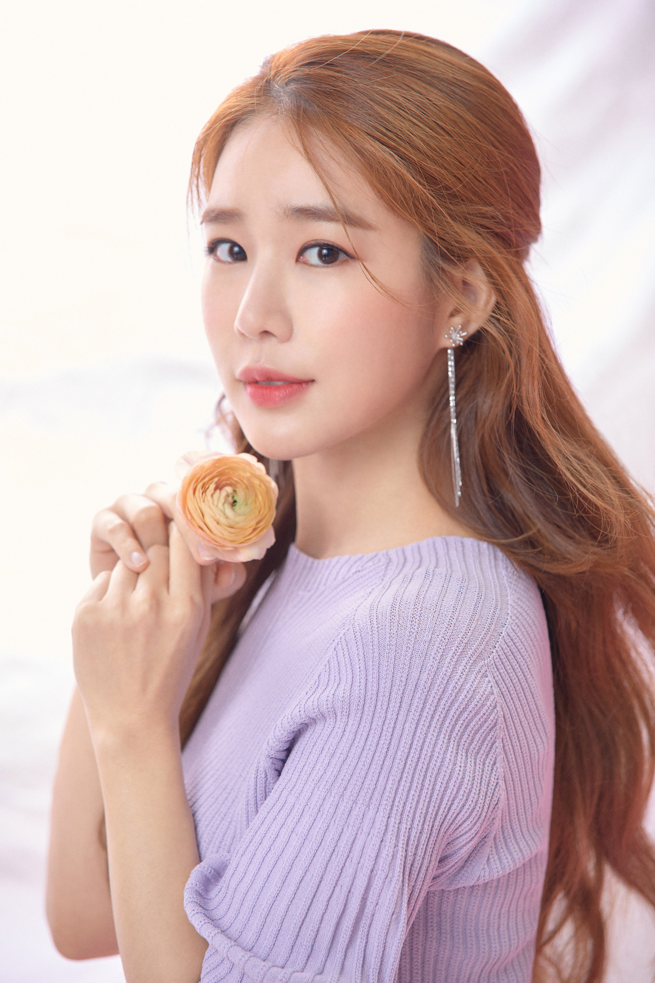 배우 유인나가 문화재 오디오 서비스 안내원이 됐다.[YG제공]