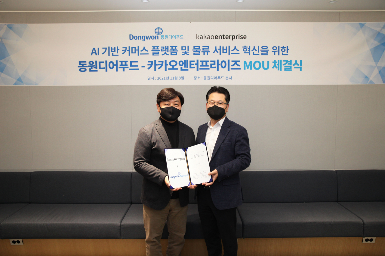 강용수 동원디어푸드 대표이사(사진 오른쪽)가 지난 8일 서울 서초구 동원산업 빌딩에서 백상엽 카카오엔터프라이즈 대표이사와 업무 협약을 맺고 기념 촬영을 하고 있다. [동원그룹 제공]