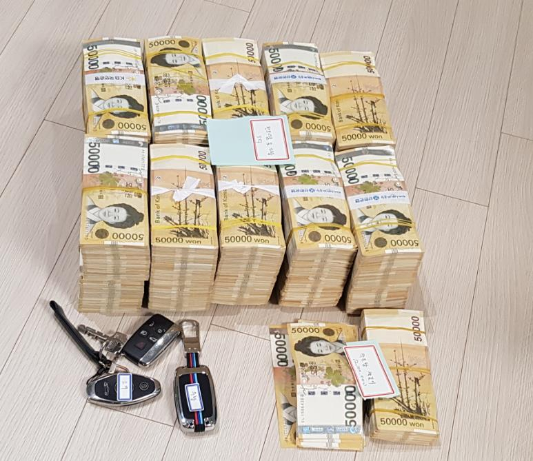 불법 조직 운영자의 주거지에서 압수한 현금다발. [경기북부경찰청 제공]