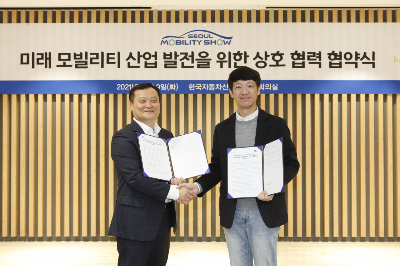 (왼쪽부터) 서장석 한국자동차산업협회 산업진흥본부장과 김치형 카카오커머스 이사가 협약식을 체결한 뒤 기념사진을 촬영하고 있다. [한국자동차산업협회 제공]