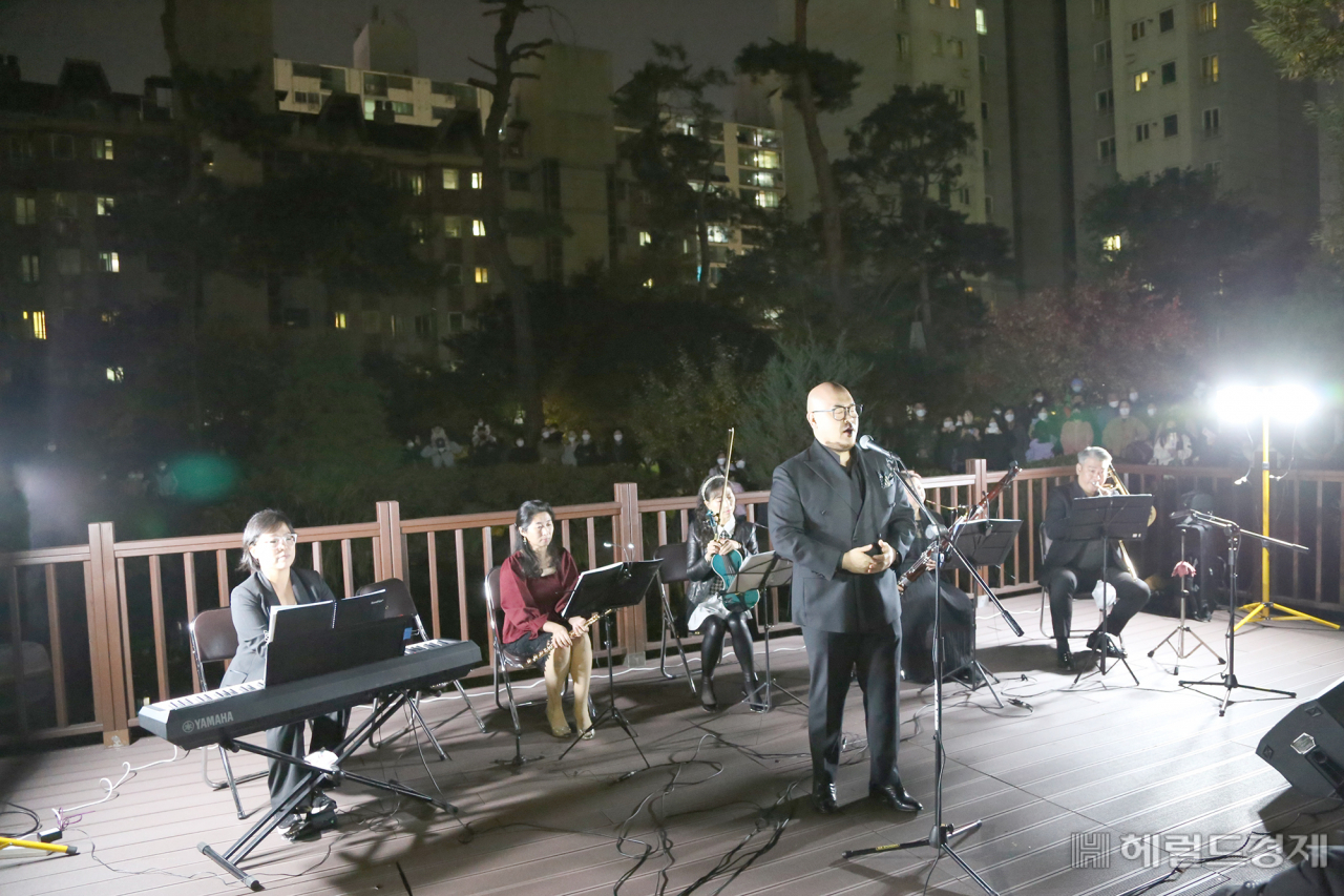 아파트 세대 불을 끈 채로 음악회가 열리고 있다. [강북구 제공]