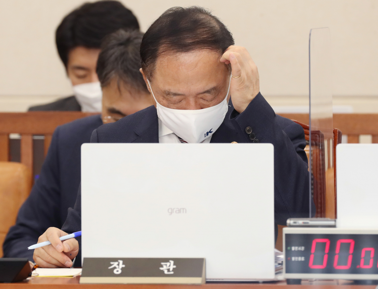 홍남기 부총리 겸 기획재정부 장관이 8일 오후 서울 여의도 국회에서 열린 기획재정위원회 전체회의에 출석, 의원 질의를 듣고 있다. 그는 이날 “올해 초과세수를 10조원대로 전망한다”고 밝혔다. 윤석열 국민의힘 대선후보가 주장한 최대 50조원 복지정책이 현실화되고, 기존 예산 삭감이 없다고 가정하면 40조원을 국채에서 끌어와야 한다. 이재명 더불어민주당 대선후보도 전 국민 재난지원금 지급을 주장하고 나섰다. 현실화하면 금리인상 시기와 맞물려 후세 나랏빚 부담이 가중될 수밖에 없다. [연합]