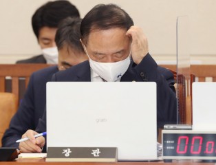 홍남기 부총리 겸 기획재정부 장관이 8일 오후 서울 여의도 국회에서 열린 기획재정위원회 전체회의에 출석, 의원 질의를 듣고 있다. 그는 이날 “올해 초과세수를 10조원대로 전망한다”고 밝혔다. 윤석열 국민의힘 대선후보가 주장한 최대 50조원 복지정책이 현실화되고, 기존 예산 삭감이 없다고 가정하면 40조원을 국채에서 끌어와야 한다. 이재명 더불어민주당 대선후보도 전 국민 재난지원금 지급을 주장하고 나섰다. 현실화하면 금리인상 시기와 맞물려 후세 나랏빚 부담이 가중될 수밖에 없다. [연합]