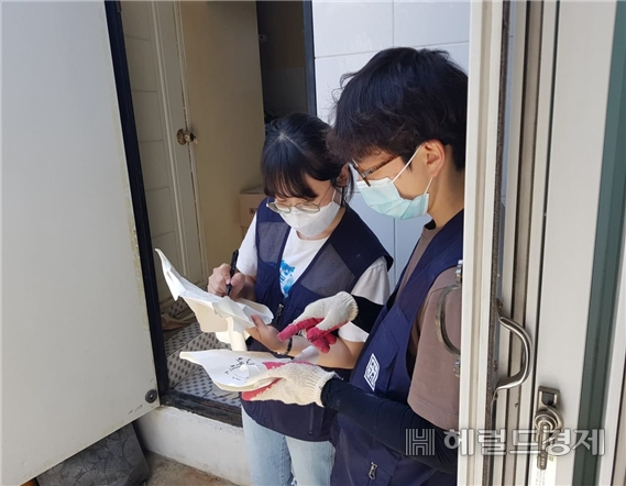 뚝딱수리협동조합원들이 주거 개선을 위해 논의하고 있다. [영등포구]