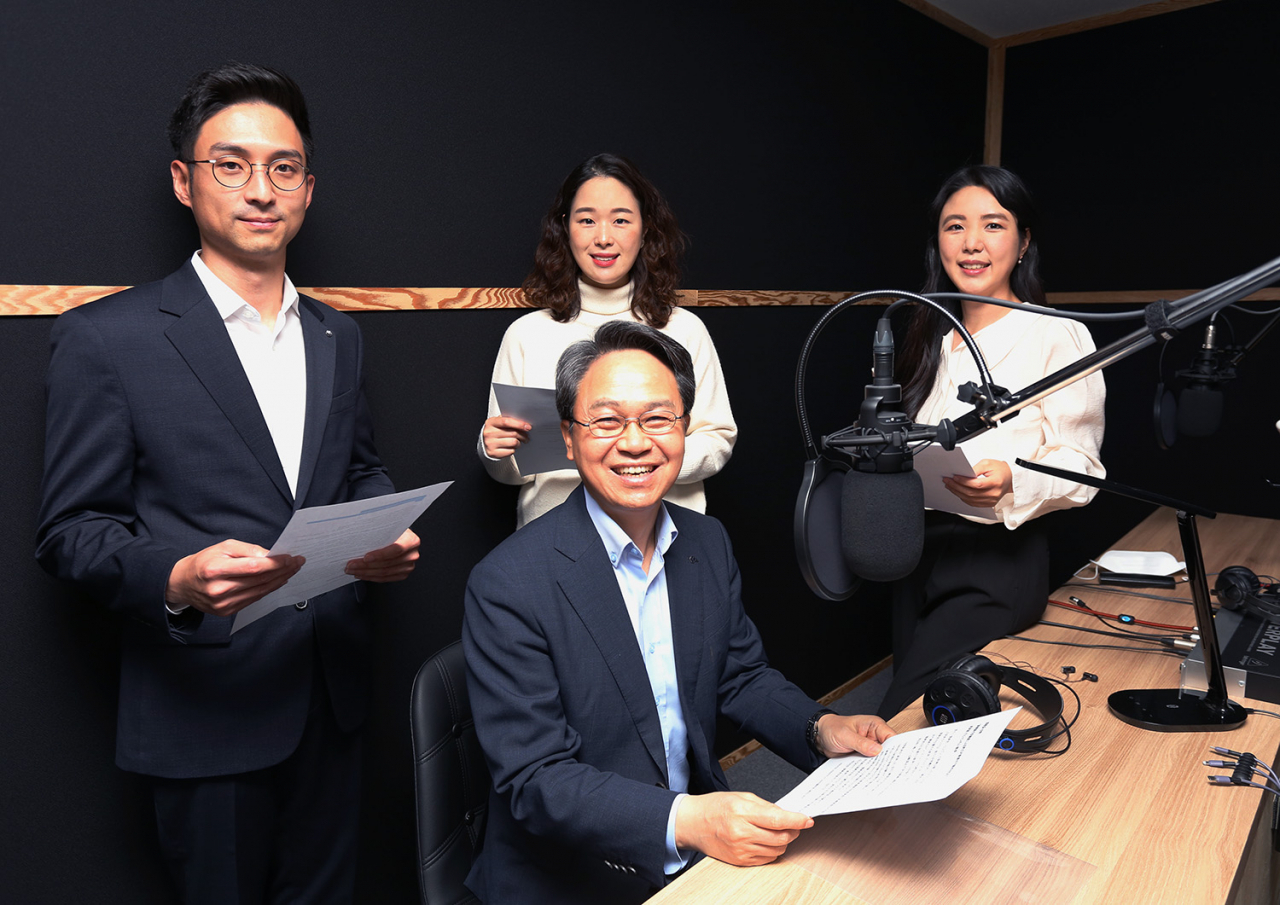 지난달 20일 서울시 강남구에 위치한 스튜디오에서 외국어 버전 녹음에 재능기부로 참여한 진옥동 은행장(가운데)과 임직원들이 기념촬영을 하는 모습.