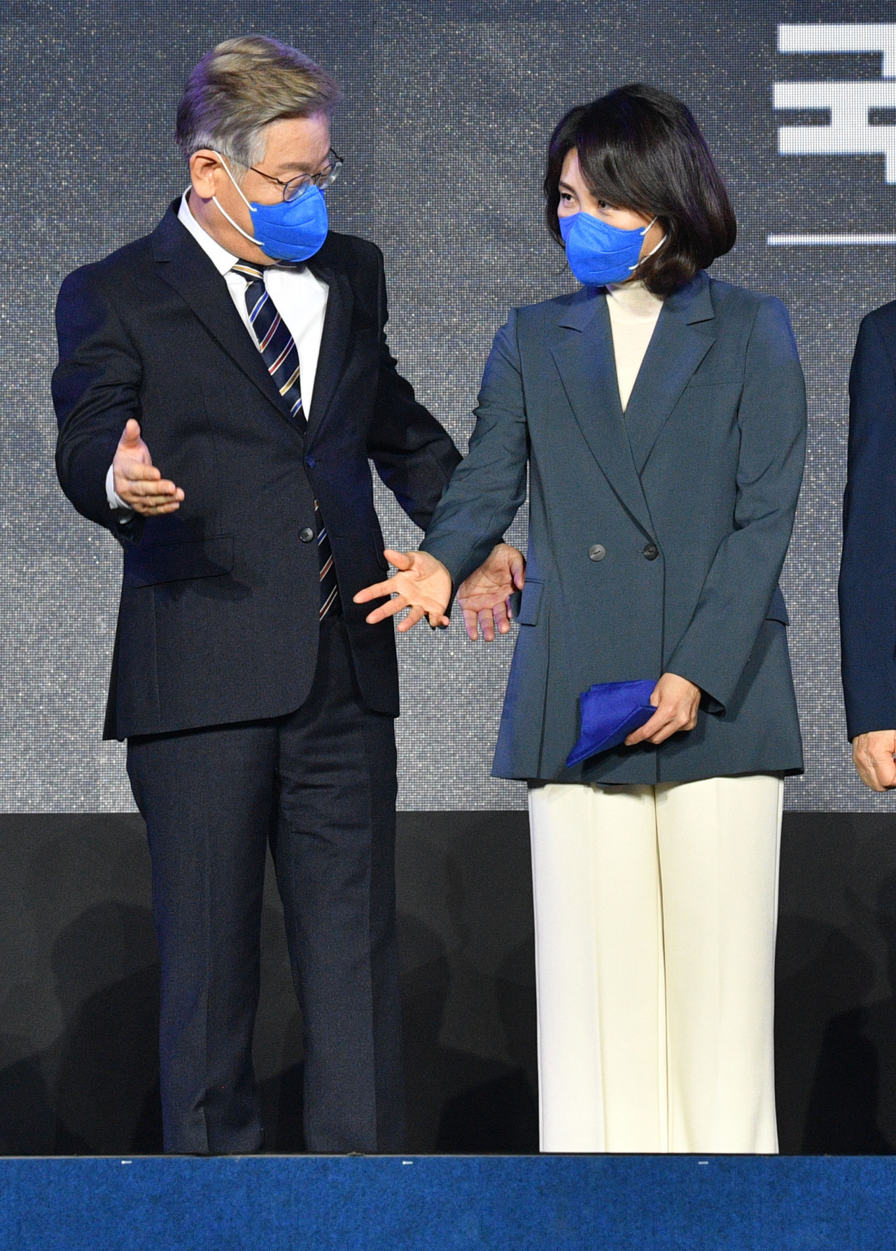 이재명 더불어민주당 대선 후보와 부인 김혜경 씨가 지난 2일 서울 올림픽경기장 KSPO돔에서 열린 더불어민주당 제20대 대통령선거 선거대책위원회 출범식에서 기념촬영을 마치고 무대에서 내려오고 있다. [국회사진기자단]