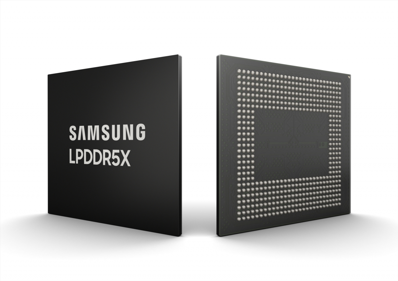 삼성전자가 9일 업계 최초로 개발한 차세대 모바일용 D램 ‘LPDDR5X(Low Power Double Data Rate 5X)’의 모습.