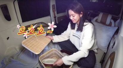 배우 경수진이 기아 ‘레이’를 차크닉(차+피크닉)에 최적화한 공간으로 꾸미고 있다. [출처=유튜브 나혼자산다 채널]