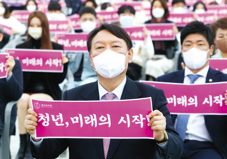 이재명 더불어민주당 대선 후보와 윤석열 국민의힘 대선 후보간의 ‘청년 표심’ 구애 경쟁이 뜨겁다. 이 후보(위쪽 사진)는 8일 서울 성동에서 열린 스타트업 정책 토크에 참석했다. 윤 후보는 이에 앞서 국민의힘 경선 다음날인 6일 서울 올림픽공원에서 청년의 날 기념식을 찾았다. [연합]
