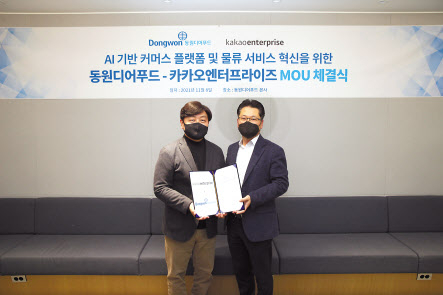 강용수(오른쪽) 동원디어푸드 대표이사가 지난 8일 서울 서초구 동원산업 빌딩에서 백상엽 카카오엔터프라이즈 대표이사와 업무 협약을 맺고 기념 촬영을 하고 있다. [동원그룹 제공]