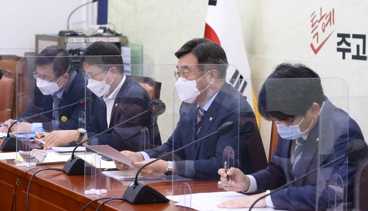 윤호중 더불어민주당 원내대표가 9일 서울 여의도 국회에서 열린 원내대책회의에서 발언하고 있다. [이상섭 기자]