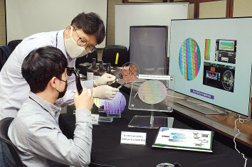 日 독점 ‘포토레지스트’ 국산화 성공...OLED 첫 적용 성공