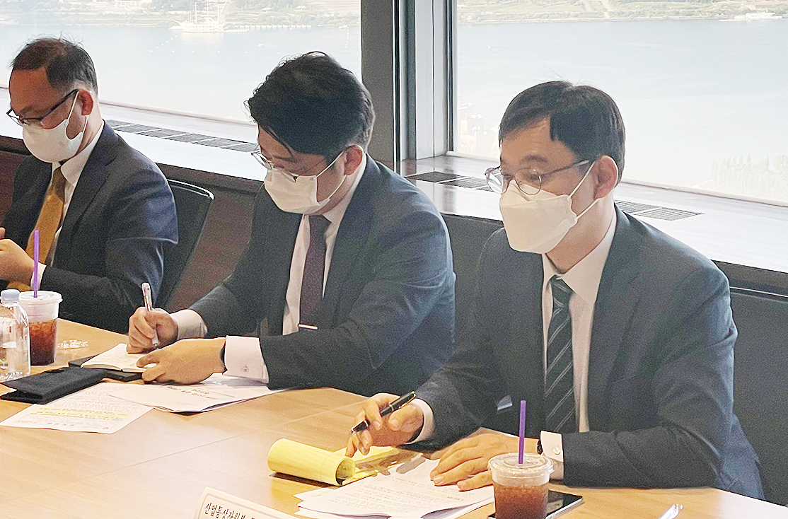 전윤종(오른쪽) 산업통상자원부 통상교섭실장 [연합]