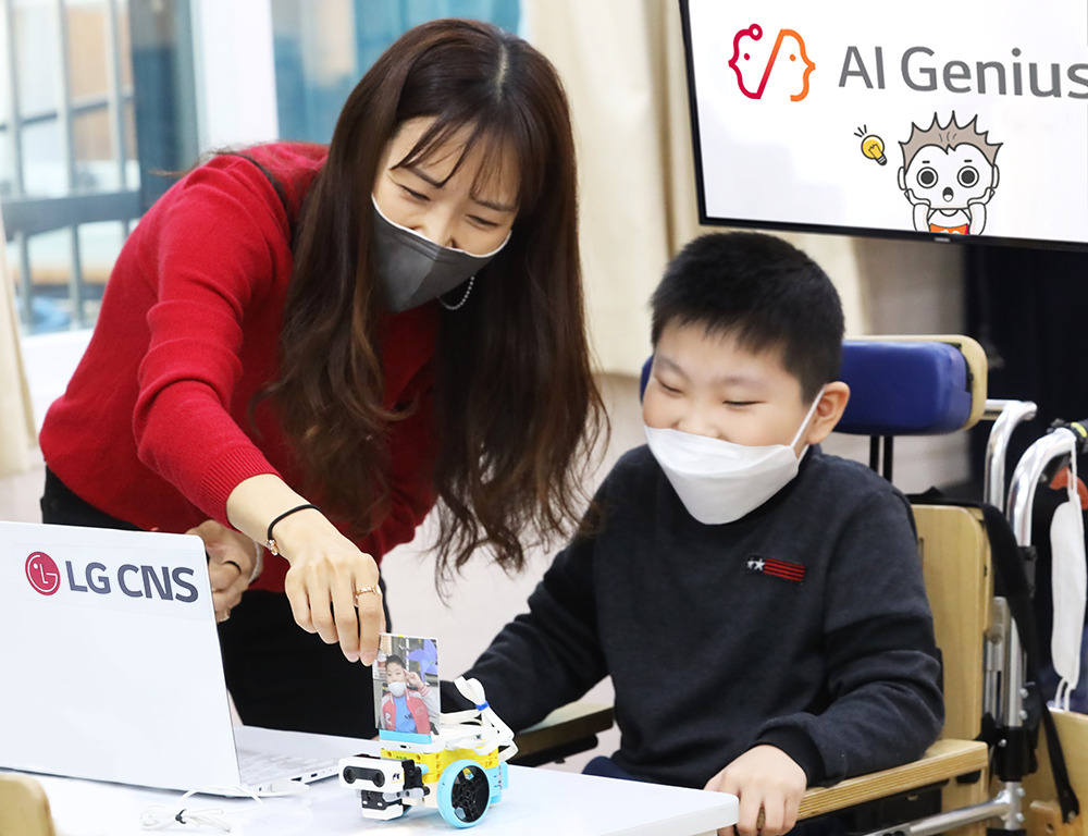 서울새롬학교 학생이 LG CNS AI지니어스 수업에서 AI 자율주행자동차 체험을 하고 있다 [LG CNS 제공]