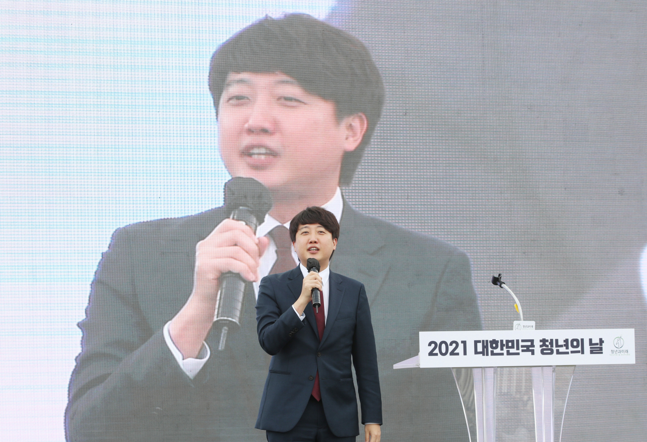 이준석 국민의힘 대표가 6일 오후 서울 송파구 올림픽공원 평화의광장에서 열린 제5회 대한민국 청년의 날 기념식에서 축사하고 있다. [연합]