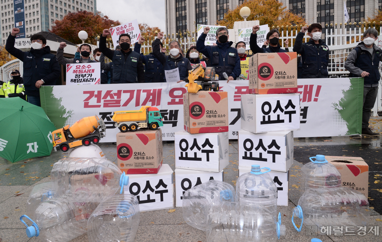 건설산업연맹이 9일 오전 서울 종로구 정부서울청사 앞에서 건설기계 요소수 폭등 사태에 대한 정부의 대책을 촉구하는 기자회견을 가지고 있다. 박해묵 기자