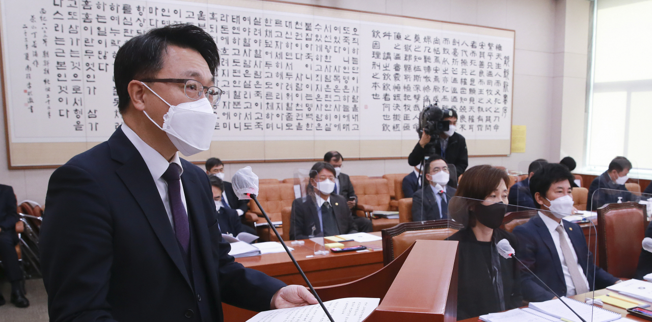 고위공직자범죄수사처(공수처)가 이른바 ‘판사사찰 문건 의혹’ 고발 사건으로 윤석열 후보를 추가 입건하면서 공수처의 윤 후보 수사 사건은 4건으로 늘었다. 사진은 김진욱 고위공직자범죄수사처장이 9일 오전 서울 여의도 국회에서 열린 법제사법위원회의 전체회의에서 2022년도 예산 및 기금운용계획안 제안설명 하는 모습.[연합]