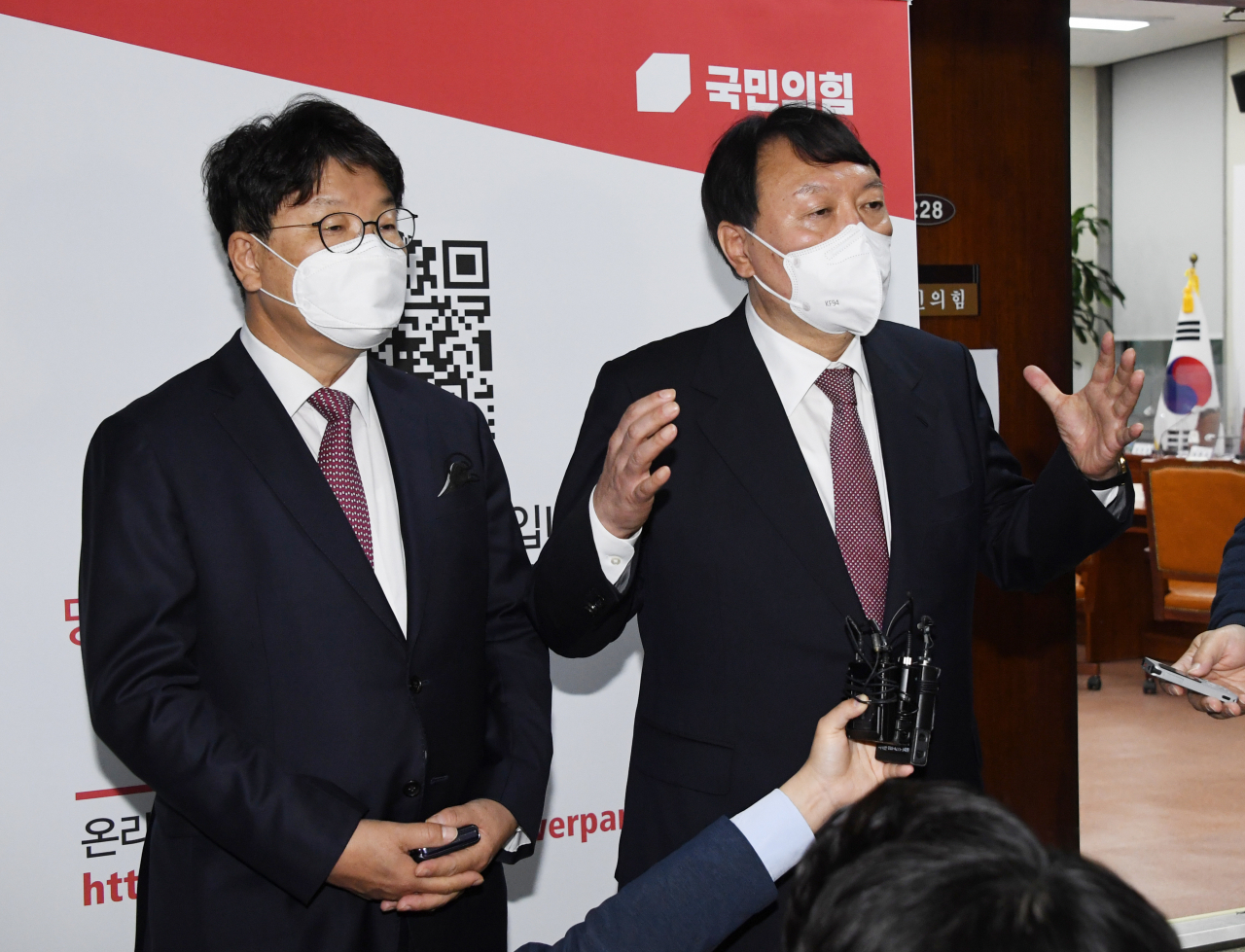 윤석열 국민의힘 대선후보가 8일 국회에서 열린 최고위원회의에 참석한 후 취재진에게 후보 비서실장으로 권성동 의원을 선임한다고 설명하고 있다. [헤럴드경제=이상섭 기자]