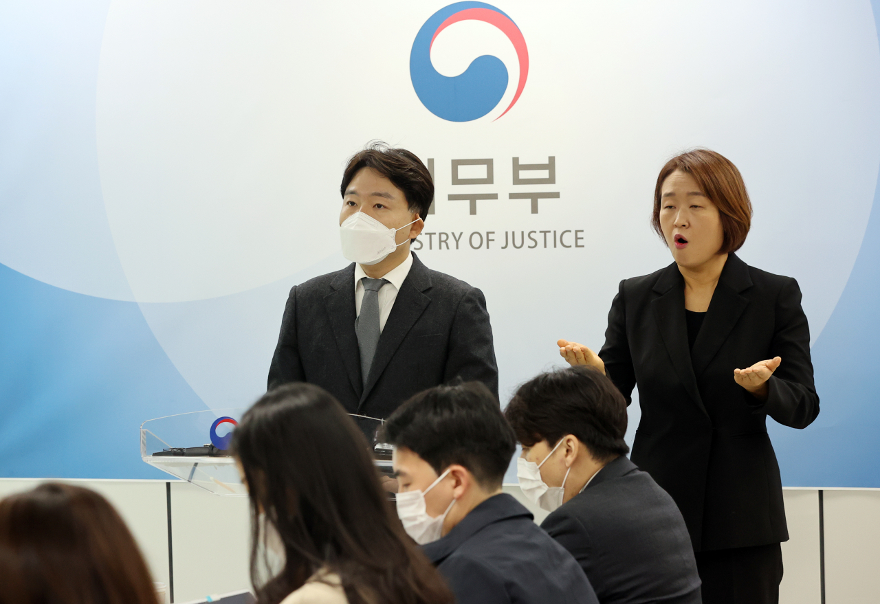 법무부는 9일 가정폭력 피해자의 가족관계증명서 등의 교부·열람·발급을 제한하는 가족관계의 등록 등에 관한 법률 일부개정법률안이 국무회의를 통과했다고 밝혔다.가정폭력 피해자는 시청 또는 읍·면·동사무소 등을 찾아 가정폭력 가해자인 배우자 또는 직계혈족을 상대로 교부·열람 제한을 신청할 수 있다. 가해자는 피해자의 개인정보가 포함된 증명서의 발급은 물론 열람도 제한된다. 발급이 되더라도, 피해자의 개인정보는 가려진 채 나오게 된다. [연합]