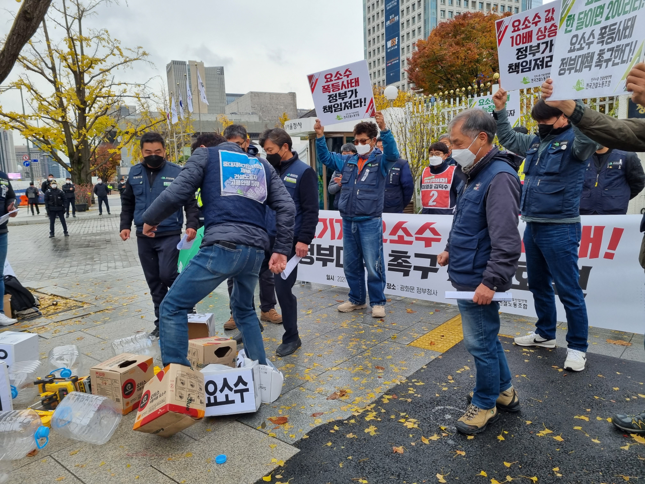 9일 오전 정부서울청사 앞에서 민주노총 건설노조 조합원들이 기자회견 도중 요소수 사태에 대한 정부의 대책 촉구를 요구하고자 조합원들이 요소수 박스를 짓밟는 퍼포먼스를 하고 있다. 김영철 기자