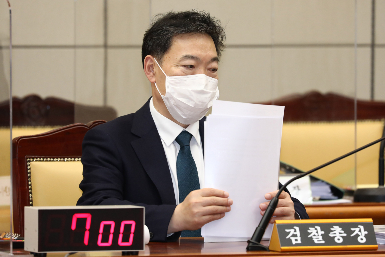 김오수 검찰총장이 지난달 18일 서울 서초구 대검찰청에서 열린 국회 법제사법위원회의 대검찰청에 대한 국정감사에서 자료를 정리하고 있다. [연합]