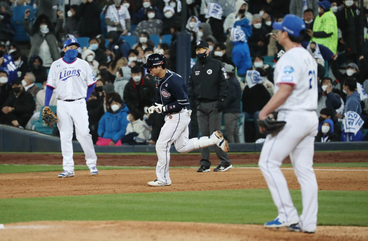 9일 대구 삼성라이온즈파크에서 열린 2021 프로야구 KBO 포스트시즌 플레이오프 1차전 두산 베어스와 삼성 라이온즈의 경기. 9회 초 2사 상황에서 타석에 선 두산 박세혁이 솔로홈런을 치고 그라운드를 돌고 있다. 연합뉴스