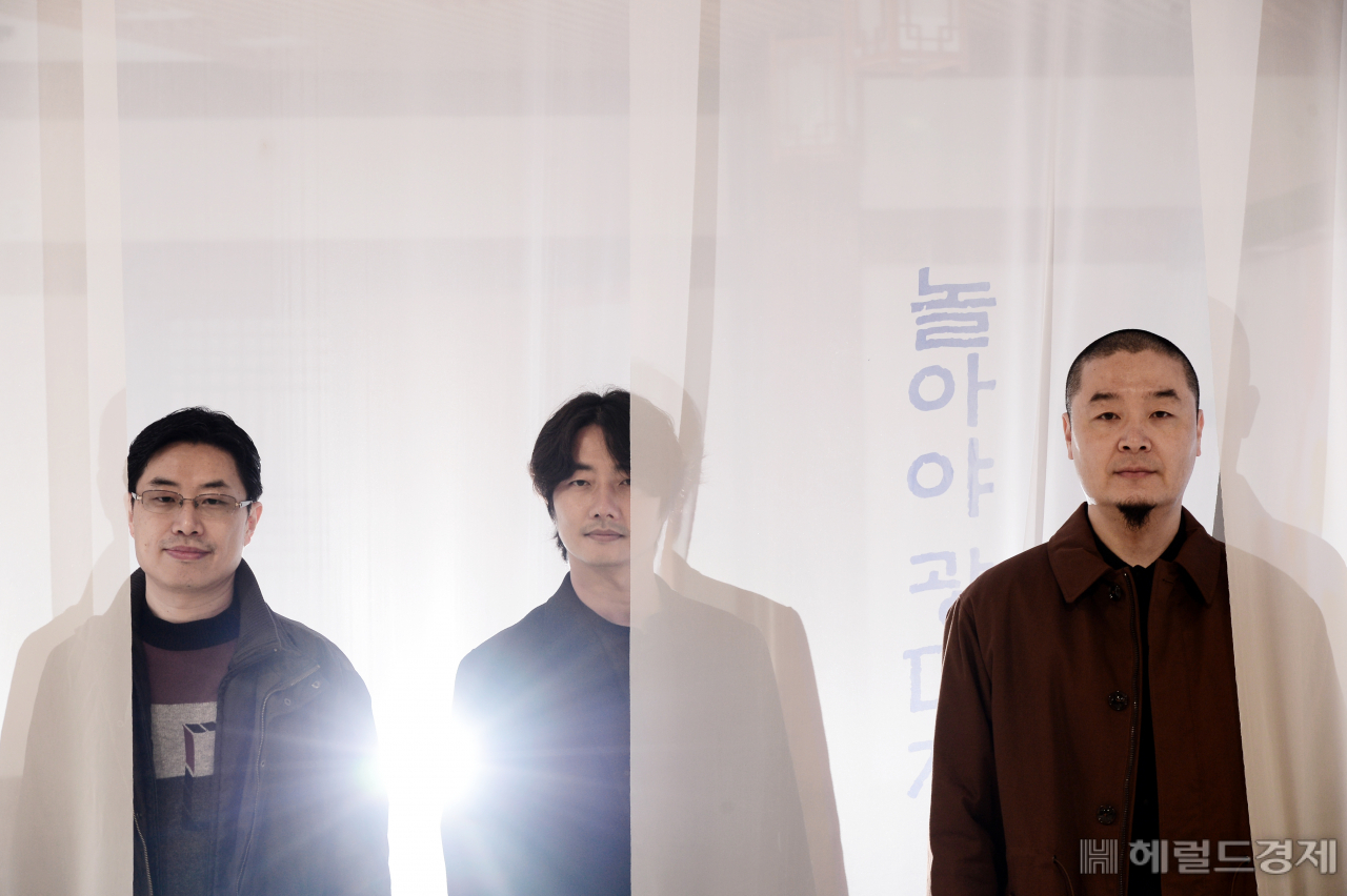 ‘감염병으로 공연을 올리지 못하는 국립정동극장 광대(예술단)들이 안타까워 100여년간 공연장을 지키며 살아온 조선시대 광대(귀신)들과 5명의 오방신(극장신)이 찾아와 함께 공연을 벌인다’ 이야기가 난데없이 현실이 됐다. 코로나19로 확진 판정을 받은 출연자가 생겨 공연 취소의 아픔을 맛보다 재개된 ‘소춘대유희 백년광대’ 안경모 연출가와 김윤수-이규운 감독. 세 사람은 이 공연을 국립정동극장의 역사와 정체성, 방향성을 담은 공연이라고 말했다. 박해묵 기자