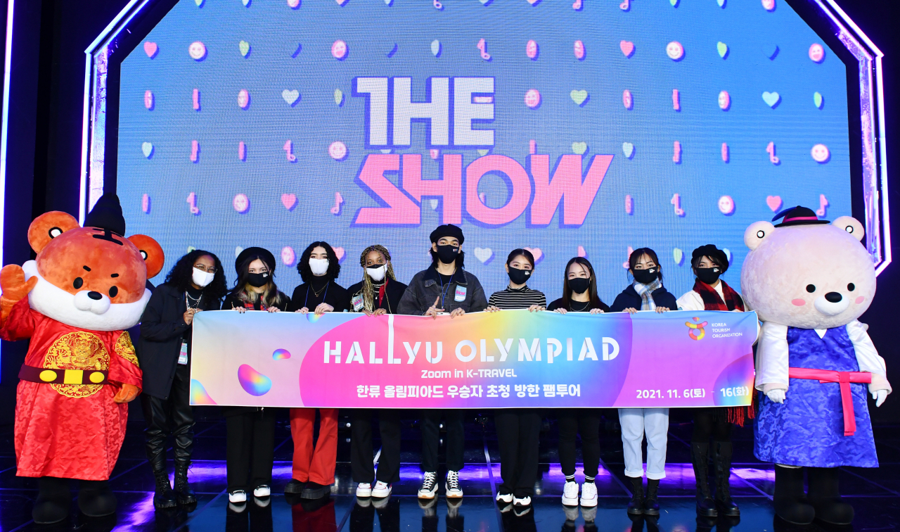 글로벌 한류 마니아들이 방한해 9일 ’더 쇼(The Show)’ 무대 체험을 하고 있다.