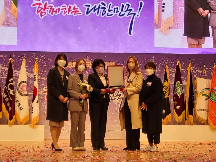 치매 할머니와 방호복을 입은 채 화투 놀이를 하는 사진으로 화제가 됐던 간호사들이 9일 제56회 전국여성대회에서 '용신봉사상'을 수상했다고 대한간호협회가 전했다. 사진은 제56회 전국여성대회 시상식. [대한간호협회 제공]