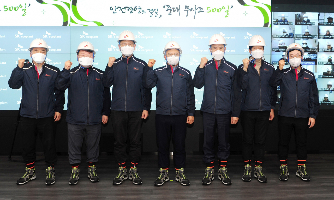 사진은 통합 안전관리 관제센터에서 박경일 SK에코플랜트 사장(왼쪽 네번째)이 부문장들과 기념 촬영하고 있는 모습 [SK에코플랜트 제공]