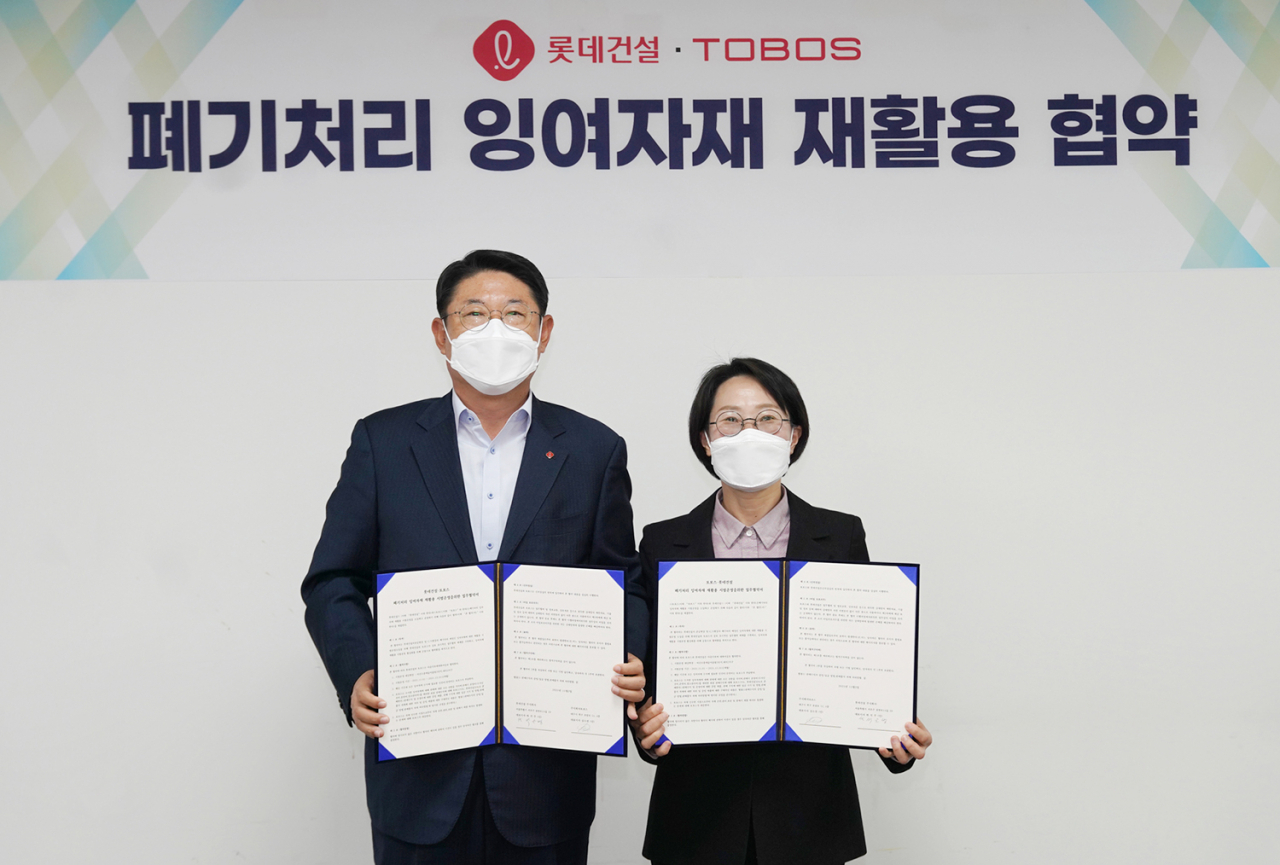 롯데건설 박은병 외주구매본부장(왼쪽)과 ㈜토보스 김소연 대표(오른쪽)가 9일 서초구 잠원동에 위치한 본사에서 업무 협약을 체결하고 있다.[롯데건설 제공]