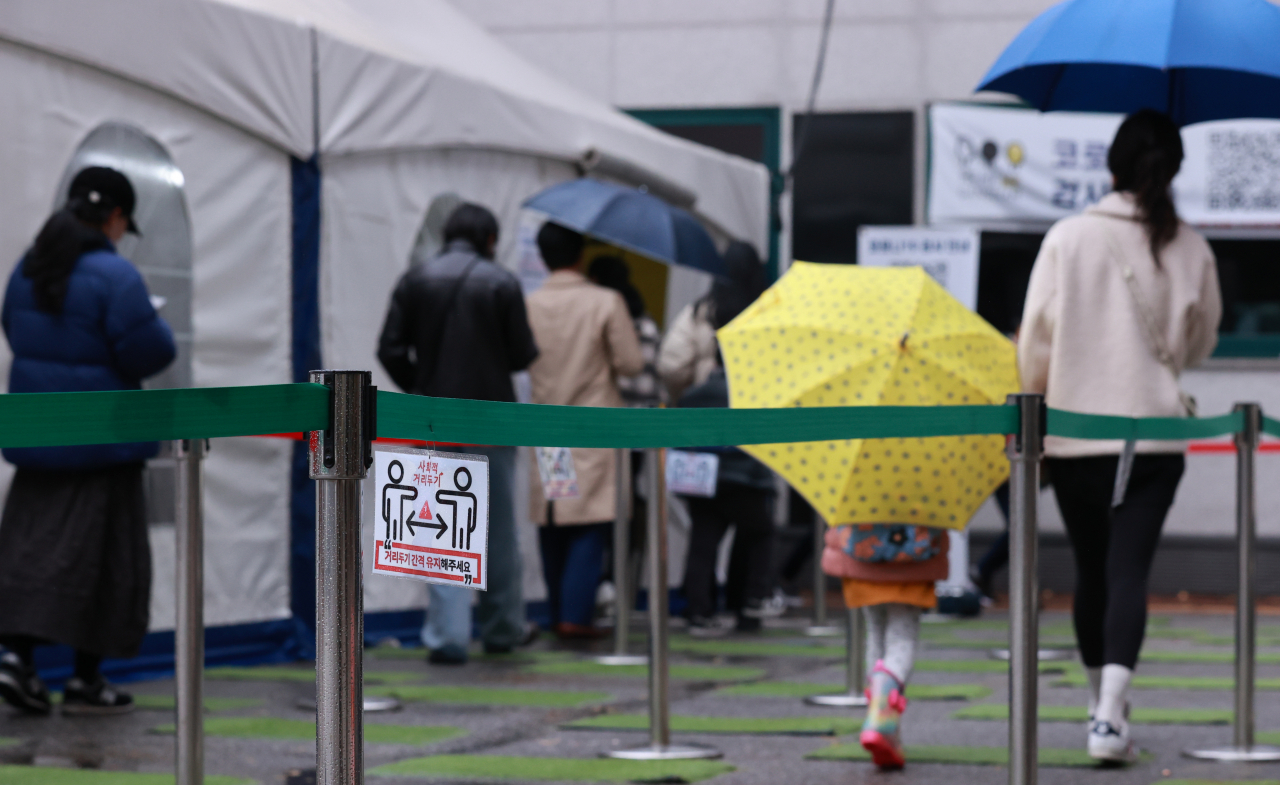 9일 오전 서울 강남구 보건소 감염병관리센터 코로나19 선별진료소를 찾은 시민들이 검사를 위해 차례를 기다리고 있다. [연합]