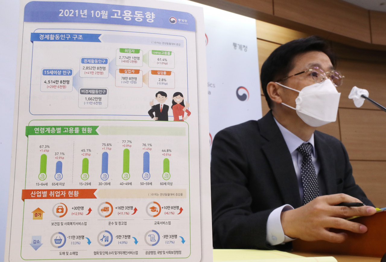 정동명 통계청 사회통계국장이 10일 오전 세종시 정부세종청사에서 2021년 10월 고용동향을 발표하고 있다. [연합]