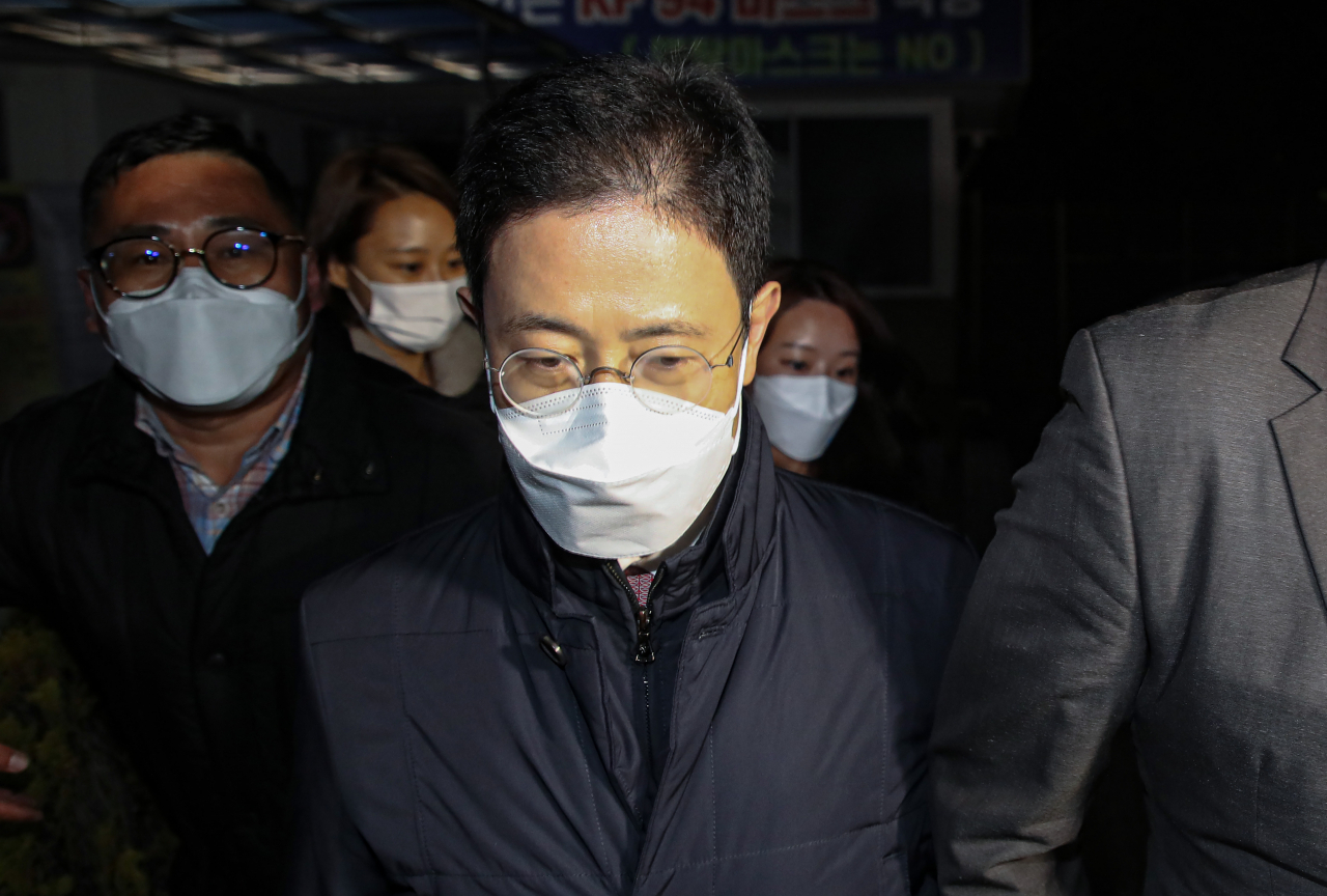 ‘고발 사주’ 의혹의 핵심 인물인 손준성 대구고검 인권보호관이 지난달 27일 오전 고위공직자 범죄수사처(공수처)가 청구한 구속영장이 기각된 뒤 대기하던 경기도 의왕 서울구치소에서 빠져나오고 있다. [연합]