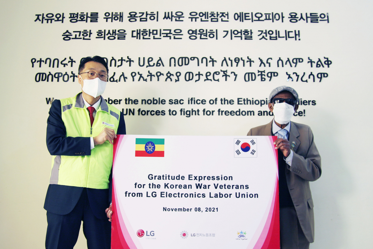 양승환 LG전자 에티오피아지점장(왼쪽)과 참전용사 대표 [LG전자 제공]