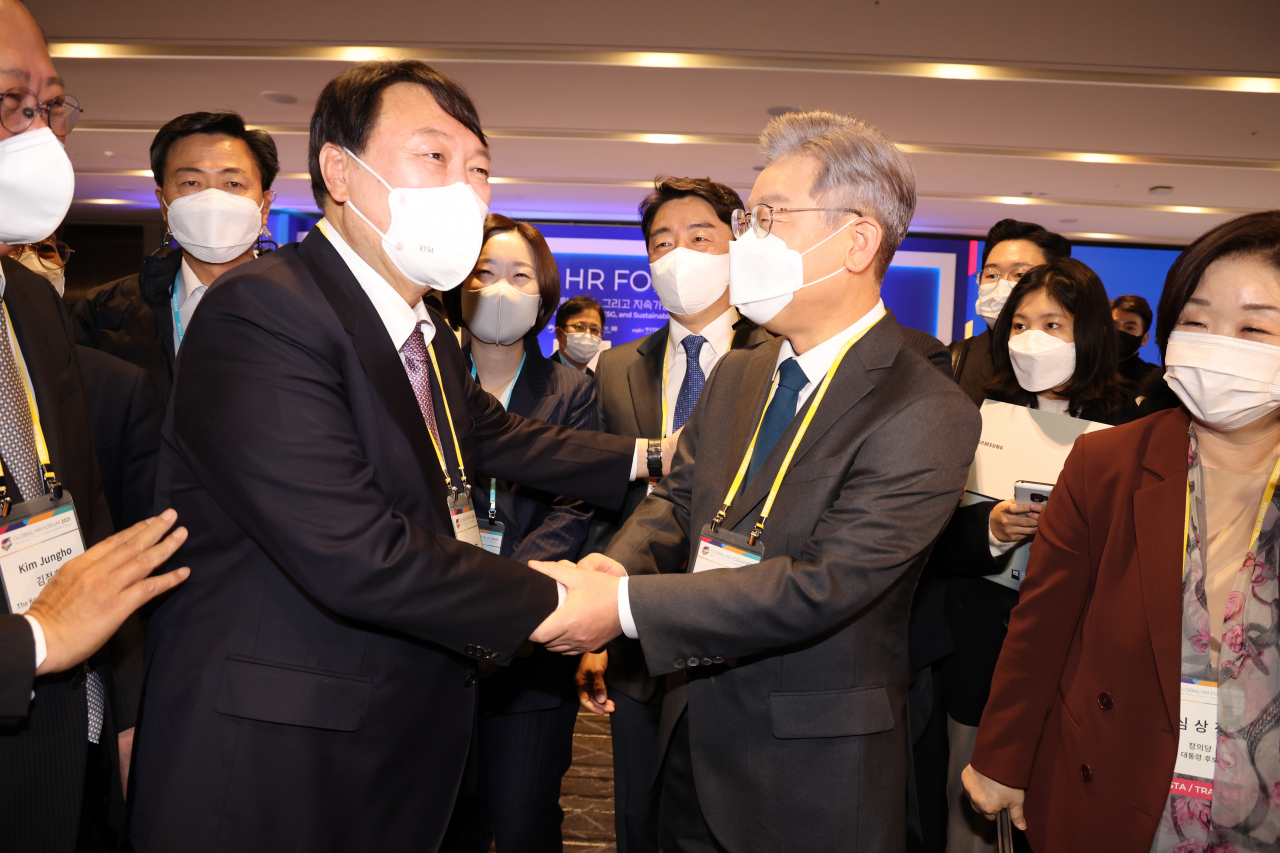 더불어민주당 이재명 대선 후보(오른쪽)와 국민의힘 윤석열 대선 후보가 10일 서울 광진구 그랜드워커힐서울에서 한국경제신문 주최로 열린 글로벌인재포럼2021 행사 VIP 간담회에서 악수하고 있다. [연합]