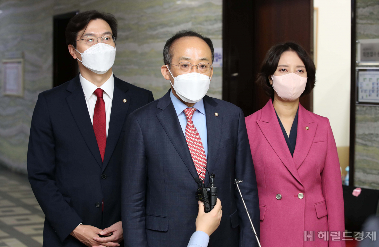 [헤럴드경제=이상섭 기자] 추경호 국민의힘 원내수석부대표, 강민국·이영 국민의힘 원내부대표가 10일 서울 여의도 국회 의안과에 국회의원 및 지방자치단체장, 지방의회의원의 피선거권 연령 18세 이상으로 확대하는 내용의 공직선거법 개정안을 제출한 후 기자들의 질문에 답하고 있다.