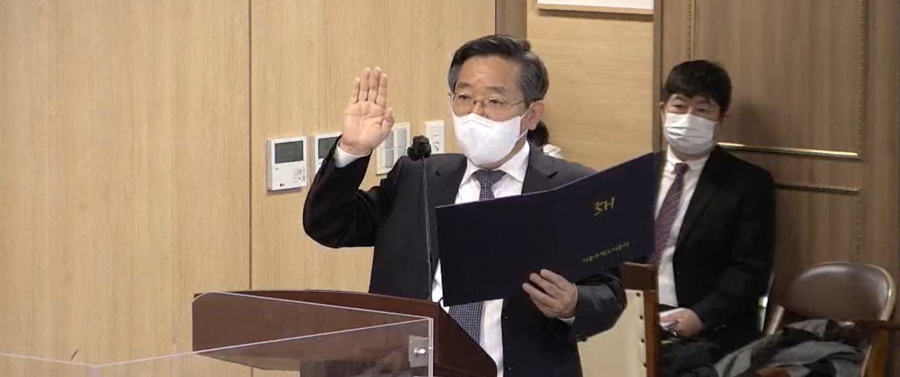 김헌동 SH공사 사장 후보자가 10일 서울시의회 인사청문회에 출석해 선서하고 있다. [서울시의회 라이브 캡처]