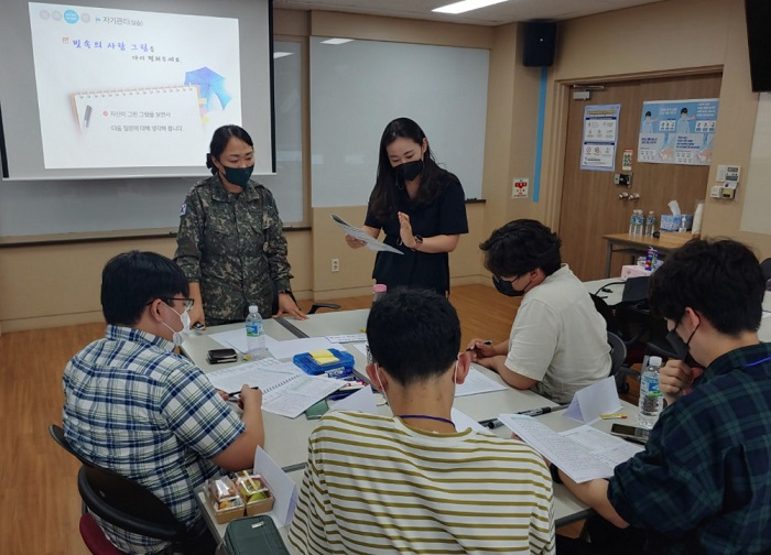 전문연구요원 인성·리더십 시범 교육 중 자기관리 주제로 실습·토의하는 모습.[KAIST 제공]