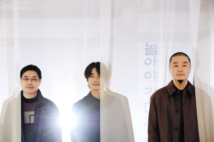 ‘감염병으로 공연을 올리지 못하는 국립정동극장 광대(예술단)들이 안타까워 100여년간 공연장을 지키며 살아온 조선시대 광대(귀신)들과 5명의 오방신(극장신)이 찾아와 함께 공연을 벌인다’ 이야기가 난데없이 현실이 됐다. 코로나19로 확진 판정을 받은 출연자가 생겨 공연 취소의 아픔을 맛보다 재개된 ‘소춘대유희 백년광대’안경모(왼쪽부터) 연출가와 김윤수-이규운 감독. 세 사람은 이 공연을 국립정동극장의 역사와 정체성, 방향성을 담은 공연이라고 말했다. 박해묵 기자