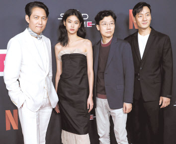 ‘오징에 게임’을 연출한 황동혁 감독(왼쪽 세번째)이 배우 이정재, 정호연, 박해수(왼쪽부터)와 함께 8일(현지시간) 미국 캘리포니아주 로스앤젤레스에서 열린 스크리닝 행사에 참석해 포즈를 취하고 있다. [로이터]