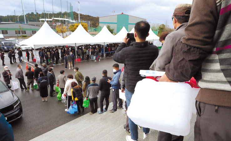 9일 전북 익산시 실내체육관 앞에 요소수를 구입하려는 시민들이 대기해 있다. 전북 익산시와 호남 유일의 요소수 생산업체인 아톤산업은 이날부터 지역민에게 요소수를 직접 판매하기로 했다. 토·일요일·공휴일을 제외한 평일 오전 10시부터 오후 4시까지 요소수를 판매한다. [연합]