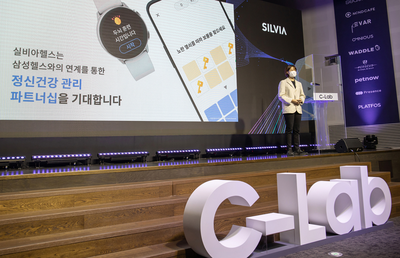 10일 서울 서초구 삼성전자 서울R&D캠퍼스에서 열린 ‘C랩 스타트업 데모데이’에서 AI 기술을 기반을 한 비대면 인지건강 관리 플랫폼 스타트업 ‘실비아헬스’ 고명진 대표가 사업에 대해 발표하고 있다. [삼성전자 제공]