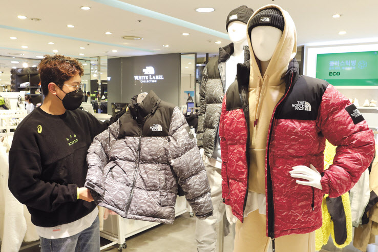롯데백화점 박주호 스포츠 바이어가 매장에 진열된 ‘노벨티 눕시’ 패딩을 살펴보고 있다. [롯데백화점 제공]