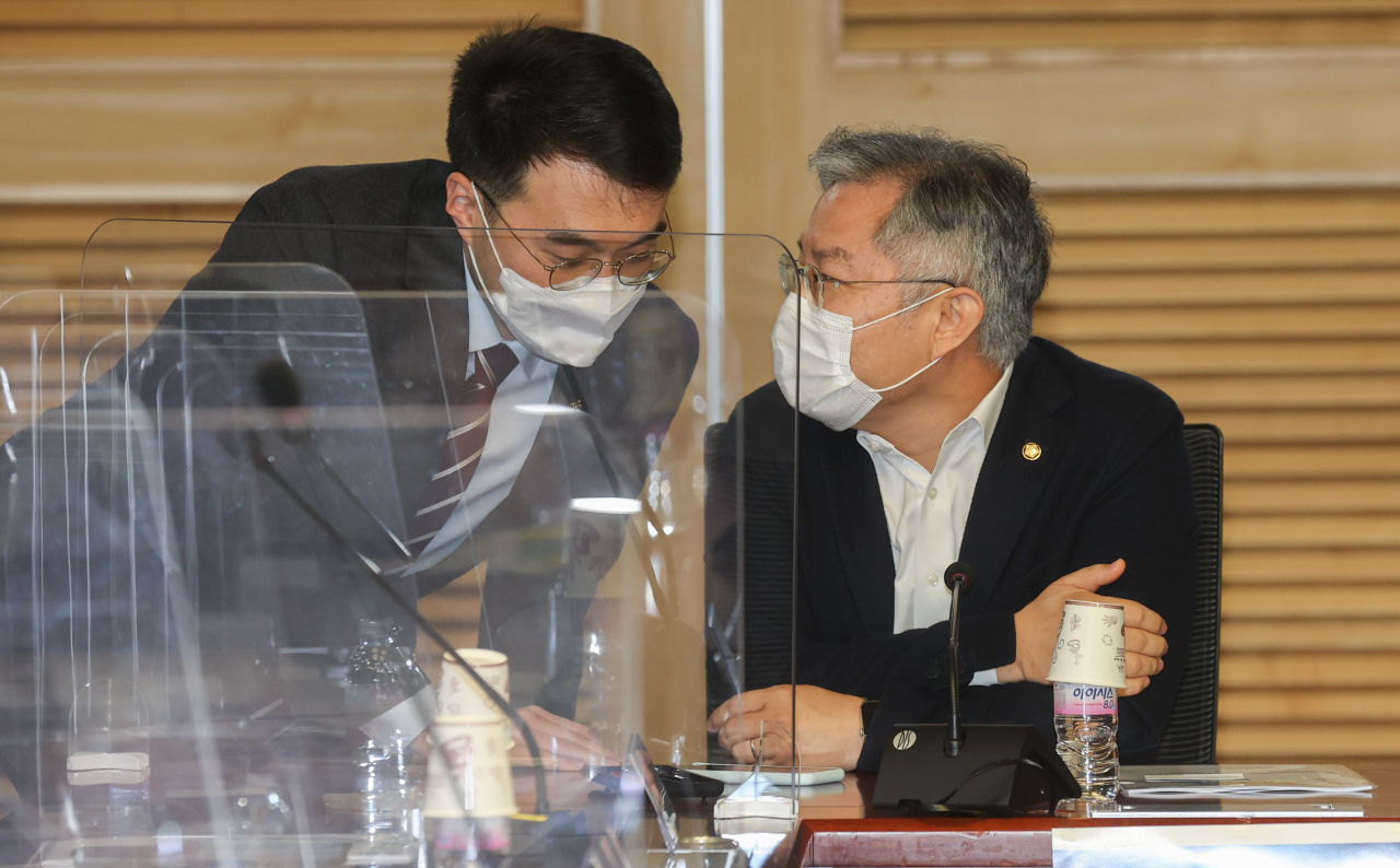 열린민주당 최강욱 대표(오른쪽)와 더불어민주당 김남국 의원이 지난 3일 오전 국회 의원회관에서 열린 '시즌2 검찰개혁 연속세미나'에서 대화하고 있다. [연합]