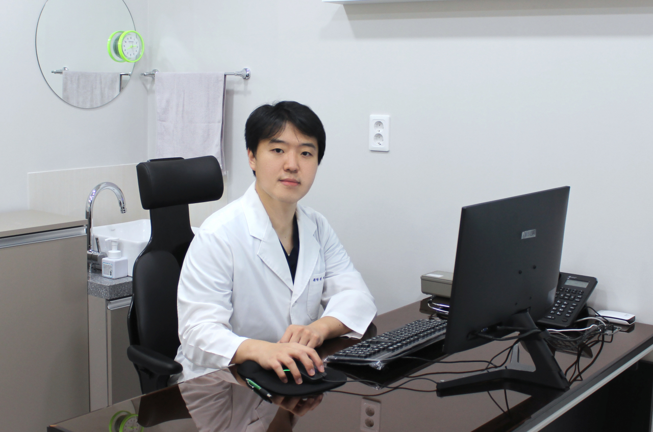 통풍관절염은 주로 젊은 남성에서 발생하며 발가락과 발목 등 관련 부위에 발병한다. 혈액 속 요산이라는 물질의 증가로 주로 발 관절 주변에 요산결정이 축적되어 발생한다.