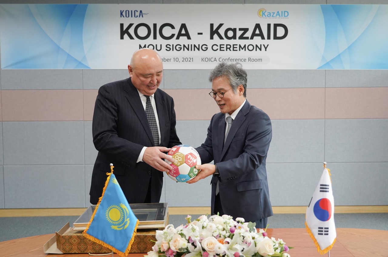코이카는 10일 경기 성남시 코이카 본부에서 손혁상 코이카 이사장과 다스탄 옐로우케노프 KazAID 이사장 등이 참석한 가운데, KazAID와 ODA 협력에 관한 업무협약(MOU)을 체결했다고 밝혔다. 사진은 체결식 서명 후 기념품을 주고 받는 옐로우케노프 이사장과 손 이사장. [코이카 제공]
